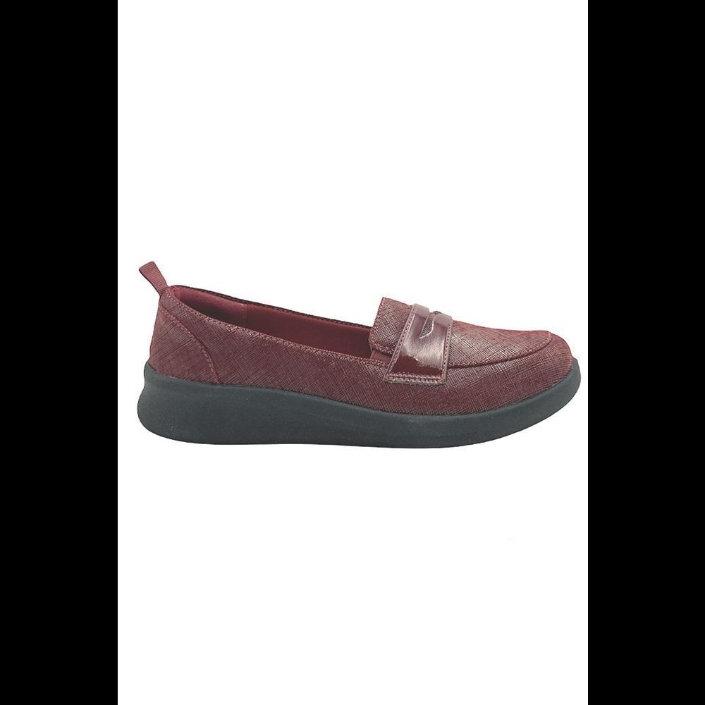 CLOUDSTEPPERS by Clarks SlipOn Loafers Sillian 2.0 Hope Burgundy Shine - Medium
